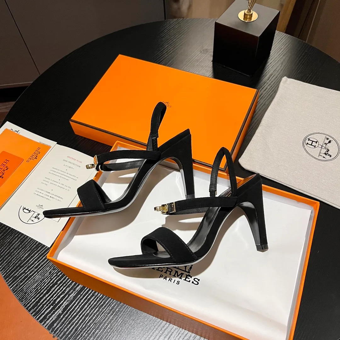 👟👟Ex-factory price 600👟👟 💋💋Continue the classics Hermes Classic H high-heeled sandals series————————Fashionable classic and versatile super comfortable It took half a year to disassemble the original version and develop it with craftsmanship and perfection in every detail Simple and smooth design to create a fashionable, classic and soft look 🥰🥰 Material: Original custom-made sheep suede, sheepskin lining for feet, Italian genuine leather outsole ▪️Heel height: 9cm ▪️SIZE: 34-42 (34.41 42 customized, non-returnable and non-exchangeable)